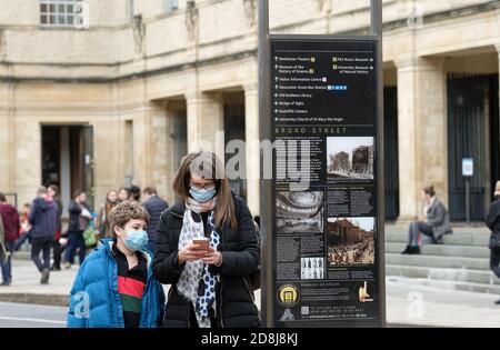 Oxford, Oxfordshire, Regno Unito - Venerdì 30 Ottobre 2020 - i visitatori del centro di Oxford indossano maschere nella storica area di Broad Street oggi, mentre Oxford si prepara ad entrare nel Tier 2 Covid restrizioni domani Sabato 31 Ottobre. Photo Steven May / Alamy Live News Foto Stock