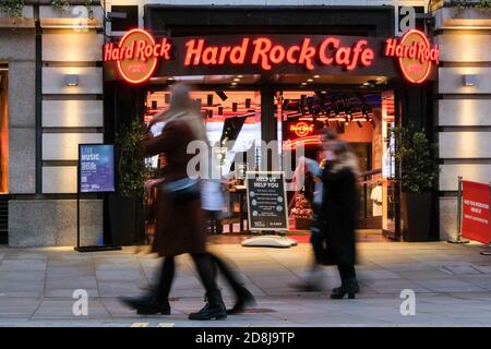 Piccadilly Circus, Londra, Regno Unito. 30 ottobre 2020. L'Imperial College REACT stima che la tariffa London Covid-19 R è 2.86. Credit: Matthew Chpicle/Alamy Live News Foto Stock