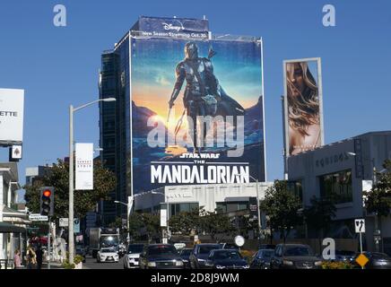 Los Angeles, California, USA 29 ottobre 2020 UNA visione generale dell'atmosfera di Disney 'Star Wars: The Mandalorian' Billboard su Sunset Blvd durante Coronavirus Covid-19 Pandemic il 29 ottobre 2020 a Los Angeles, California, USA. Foto di Barry King/Alamy Stock foto Foto Stock