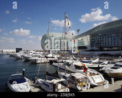 Yacht di tutte le dimensioni attraccati allo Yas Marina durante il Gran Premio di Formula 1 ad Abu Dhabi Foto Stock