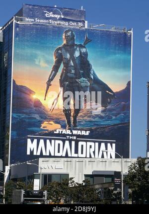 Los Angeles, California, USA 29 ottobre 2020 UNA visione generale dell'atmosfera di Disney 'Star Wars: The Mandalorian' Billboard su Sunset Blvd durante Coronavirus Covid-19 Pandemic il 29 ottobre 2020 a Los Angeles, California, USA. Foto di Barry King/Alamy Stock foto Foto Stock