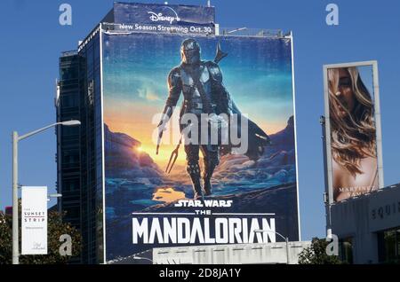 Los Angeles, California, USA 29 ottobre 2020 UNA visione generale dell'atmosfera di Disney 'Star Wars: The Mandalorian' Billboard su Sunset Blvd durante Coronavirus Covid-19 Pandemic il 29 ottobre 2020 a Los Angeles, California, USA. Foto di Barry King/Alamy Stock foto Foto Stock