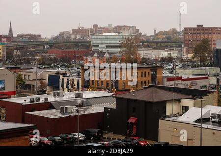 Syracuse, New York, Stati Uniti. 29 ottobre 2020. Vista sul lato nord di Syracuse, New York, in un pomeriggio d'autunno freddo e piovoso Foto Stock
