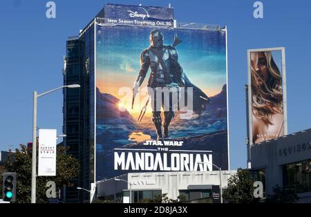 Los Angeles, California, USA 29 ottobre 2020 UNA visione generale dell'atmosfera di Disney 'Star Wars: The Mandalorian' Billboard su Sunset Blvd durante Coronavirus Covid-19 Pandemic il 29 ottobre 2020 a Los Angeles, California, USA. Foto di Barry King/Alamy Stock foto Foto Stock