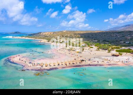 Spiaggia sabbiosa tropicale con acqua turchese, in Elafonisi, Creta, Grecia Foto Stock