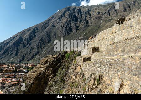 Rovine Inca di Ollantaytambo (a destra) e la città moderna (sinistra), Ollantaytambo, Cusco, Perù Foto Stock
