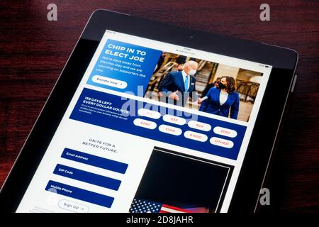 Il sito ufficiale della campagna elettorale presidenziale 2020 di Joe Biden Kamala Harris è raffigurato in vista su un iPad. Foto Stock