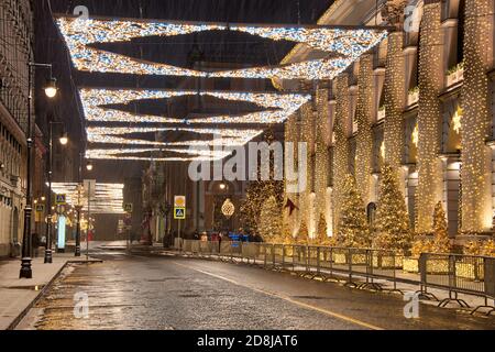 = illuminato New Year Ilinka Street in nevicata = decorazioni festive di Capodanno su Ilinka Street in nevicate all'inizio del 2020. Ilinka è uno Foto Stock