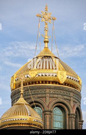 = la cupola principale della Cattedrale della Resurrezione a Kubinka = l'enorme cupola dorata da 34 tonnellate con una croce di La Chiesa principale delle forze armate russe in Foto Stock
