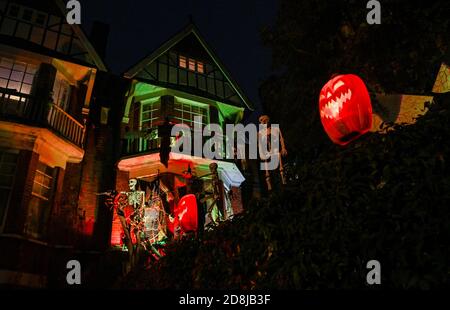 Brighton UK 30 ottobre 2020 - la Casa di Halloween degli orrori in Highcroft Villas Brighton . La casa è diventata ben conosciuta in città e il suo proprietario Ollie Slim è un fan di Halloween auto confessato che decora la sua casa ogni anno e normalmente apre il giardino fino al pubblico per raccogliere soldi per la carità cancro Macmillan, ma a causa di COVID sociale restrizioni di allontanamento Sta chiedendo alla gente di ammirarlo dalla strada: Credit Simon Dack / Alamy Live News Foto Stock