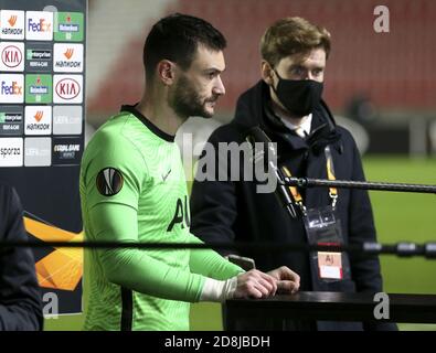 Il portiere di Tottenham Hugo Lloris risponde ai media in seguito alla UEFA Europa League, Group Stage, partita di calcio del Gruppo J tra il Royal Antwerp C. Foto Stock