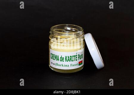 Vasetto di crema pura al burro di karité fatto a mano in Burkina Fasso. Come riportato sulla bottiglia senza marchi o logo Foto Stock