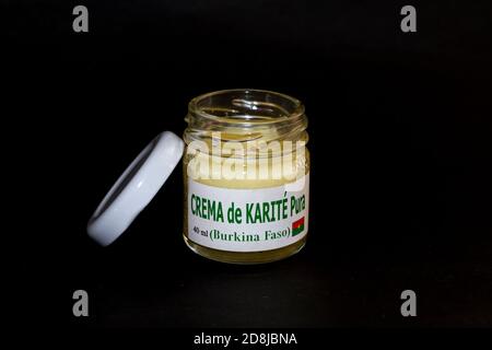 Vasetto di crema pura al burro di karité fatto a mano in Burkina Fasso. Come riportato sulla bottiglia senza marchi o logo Foto Stock