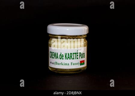 Vasetto di crema pura al burro di karité fatto a mano in Burkina Fasso. Come riportato sulla bottiglia senza marchi o logo Foto Stock