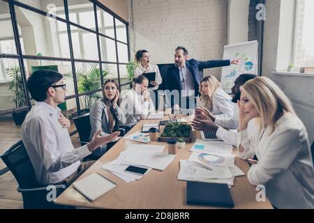 Foto di business persone diversità colleghi capo ragazzo scolding manager anno bilancio fallire azienda devastazione crisi staff riduzione spettacolo infelice Foto Stock