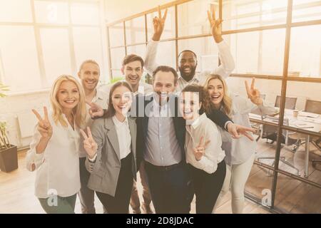 Foto business persone uomo donna investitori partner godere di crisi uscita briefing sulla strategia di sviluppo aziendale per indossare un abbigliamento formale con il segno v. Foto Stock