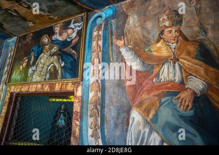 Affreschi nel Santuario della Scala Santa, Campli, Provincia di Teramo, Abruzzo, Italia. Foto Stock