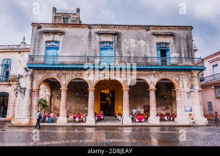 Palazzo dei Marchesi di Aguas Claras-Palacio del Marques de Aguas Claras. Paladar El patio. Edificio sulla plaza de la Catedral, l'Avana, Cuba, Lat Foto Stock