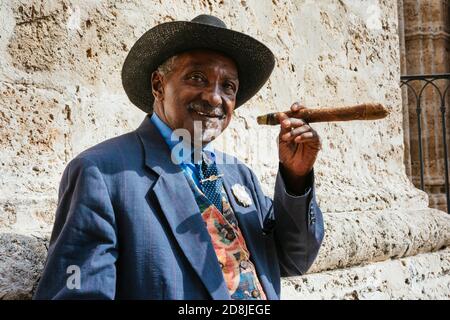 Un sigaro cubano per fumatori vestito in modo impeccabile per le strade di l'Avana. La Habana - la Havana, Cuba, America Latina e Caraibi Foto Stock