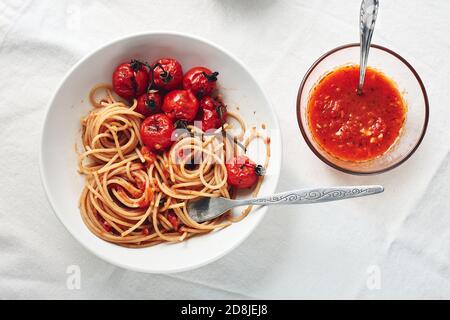 Spaghetti con salsa di pomodoro e pomodori ciliegini arrostiti. Foto Stock