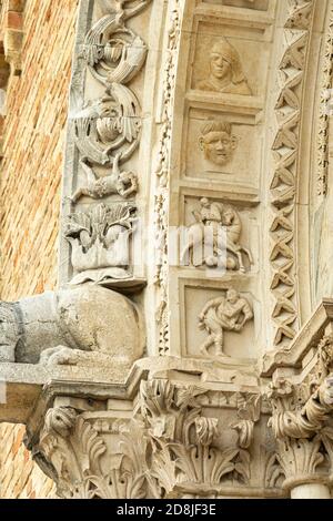 La chiesa di Santa Maria a Mare, nei pressi di Giulianova, è un bell'esempio di romanico in mattoni. Particolare del portale d'ingresso. Foto Stock