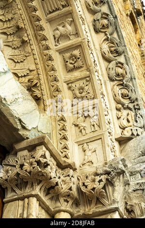 La chiesa di Santa Maria a Mare, nei pressi di Giulianova, è un bell'esempio di romanico in mattoni. Particolare del portale d'ingresso. Foto Stock