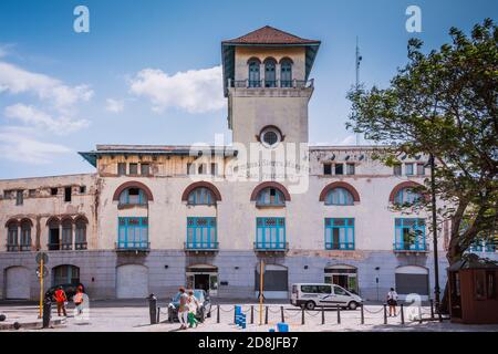 Il terminal delle navi da crociera Sierra Maestra si trova nella Baia di l'Avana, nel centro storico della capitale cubana. Un significativo edificio di st eclettico Foto Stock