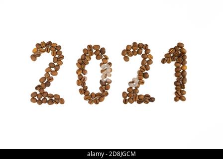 Nuovo anno 2021 fatto di chicchi di caffè su fondo bianco. Foto Stock