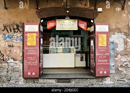 Pizzeria tipica, cartelli segnaletici che indicano le disposizioni per il blocco al momento del Covid 19, Corona Virus. Trastevere. Roma, Italia, Europa. Foto Stock
