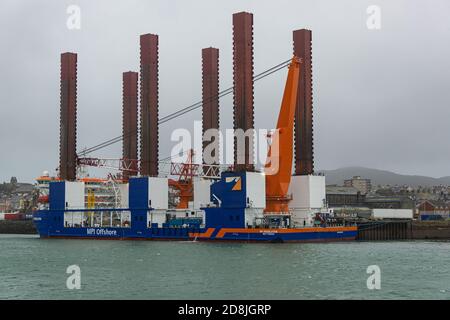 RISOLUZIONE MPI Installazione offshore e nave di manutenzione ormeggiata a Holyhead Harbour. Foto Stock