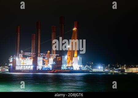 RISOLUZIONE MPI Installazione offshore e nave di manutenzione ormeggiata a Holyhead Harbour. Foto Stock