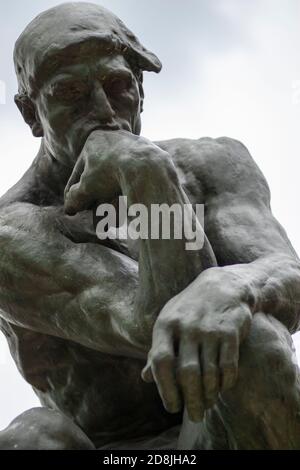 Parigi, Francia 06/12/2010: Primo piano della famosa statua del Pensatore di Auguste Rodin. L'immagine presenta i dettagli delle mani e dei muscoli f Foto Stock