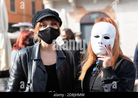 Ragazze in maschere in uno spettacolo di operatori di intrattenimento. Donne in piazza per protestare contro la chiusura del teatro. COVID-19 Foto Stock