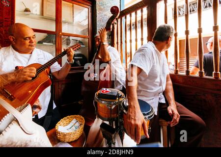 Una band suona musica a la Bodeguita del Medio. La Bodeguita del Medio è un ristorante tipico dell'Avana a Cuba, e uno dei luoghi turistici più importanti di Th Foto Stock