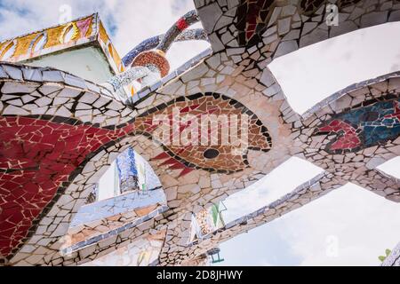 L'artista Jose Rodriguez Fuster ha creato Fusterland decorando la sua casa con ceramica colorata e tegola a mosaico in Jaimanitas. La Habana - la Havana, Foto Stock