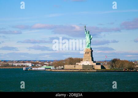 Un panorama autunnale catturato dal traghetto dell'isola di staten mentre attraversa la baia superiore verso manhattan. L'immagine presenta la vista ravvicinata dell'iconica sta Foto Stock