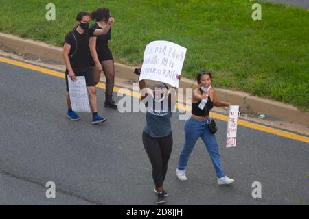 Clarksburg, MD/USA 07/04/2020: Una manifestazione pacifica della questione delle vite nere che si è svolta il 4 luglio. Giovani uomini e donne camminavano con il viso m Foto Stock