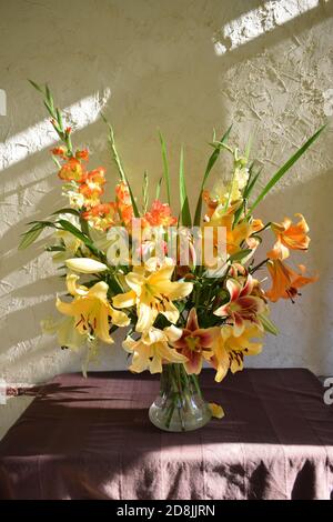 Bouquet de lys nuance de jaunes Foto Stock