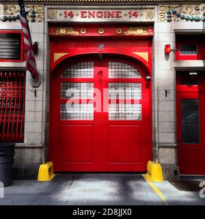 Porta del garage della stazione dei vigili del fuoco, New York City, New York, Stati Uniti Foto Stock