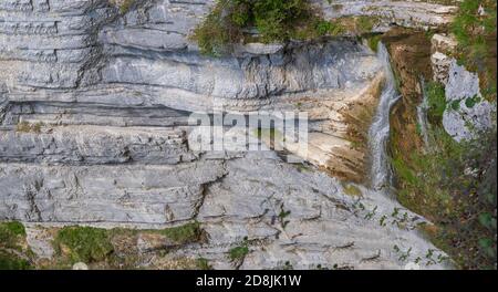 Bonlieu, Francia - 09 02 2020: Lake District - la strada della cascata Foto Stock