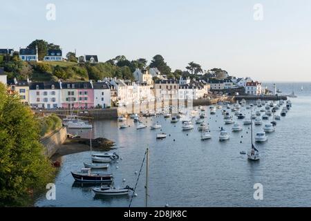 La prima mattina luce sul porto di Sauzon sull'isola di Belle Ile, Bretagna, Francia. Foto Stock