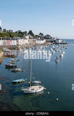 La prima mattina luce sul porto di Sauzon sull'isola di Belle Ile, Bretagna, Francia. Foto Stock