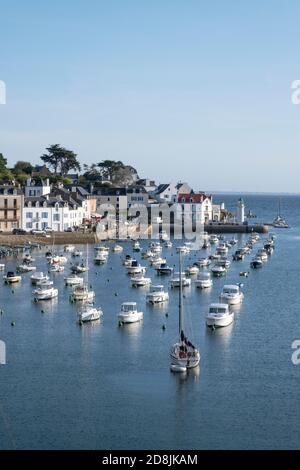 La prima mattina luce sul porto di Sauzon sull'isola di Belle Ile, Bretagna, Francia. Foto Stock