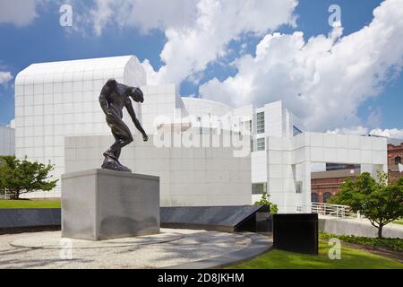 La scultura di August Rodin, The Shade, in mostra all'esterno dell'High Museum of Art di Atlanta. Foto Stock