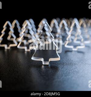 Una foresta di taglierine del biscotto dell'albero di Natale in piedi su un countertop. Composizione quadrata per migliori possibilità di ritaglio. Messa a fuoco selettiva Foto Stock