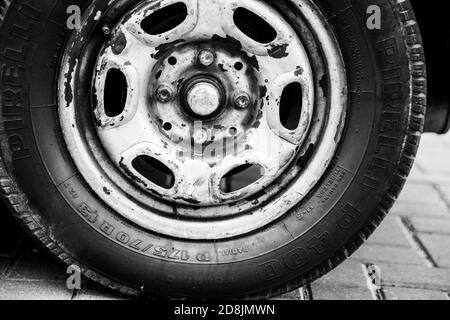RIO DE JANEIRO, BRASILE - 23 ottobre 2020: Bellissimo colpo di primo piano di un vecchio pneumatico auto con ruggine su di esso. Foto Stock