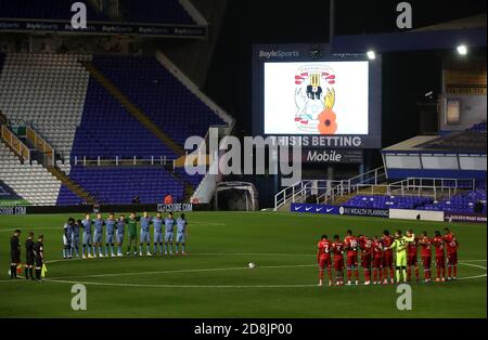 Coventry City e Reading Players durante un minuto di silenzio per l'ex Inghilterra e Manchester United giocatore Nobby Stiles prima del calcio d'inizio della partita Sky Bet Championship a St Andrews, Birmingham. Foto Stock