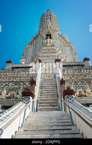 Wat Arun o Tempio dell'Alba, bianco tempio buddista a Bangkok, Thailandia Foto Stock