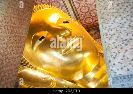 Capo del Buddha sdraiato al Tempio di Wat Pho, Bangkok, Thailandia Foto Stock