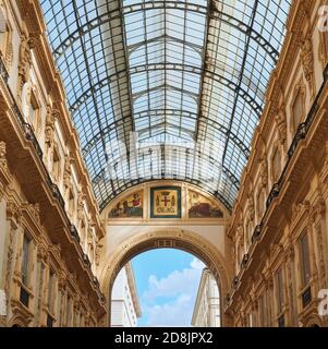 Galleria Vittorio Emanuele, vista interna a basso angolo in una giornata di sole, Milano, Italia Foto Stock